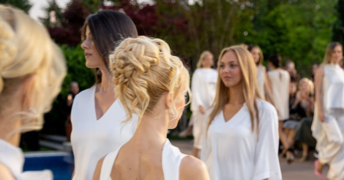 Haljine sa otvorenim leđima i ručno rađeni detalji: Šta izdvajamo od modnih trendova za predstojeće leto