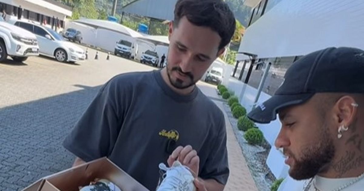 Budimir napravio posebne kopačke za Nejmara: Brazilac ostao u čudu, oduševljeno "zgrabio" neočekivan poklon