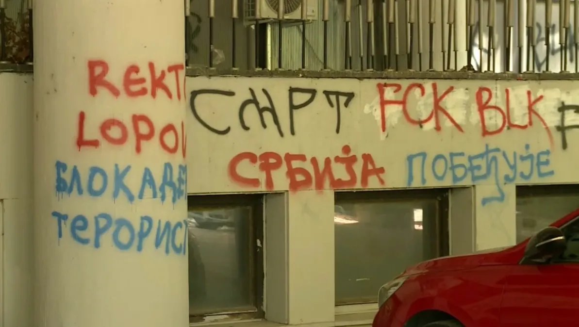 Kej žrtava racije u Novom Sadu ponovo išaran porukama mržnje prema studentima FOTO