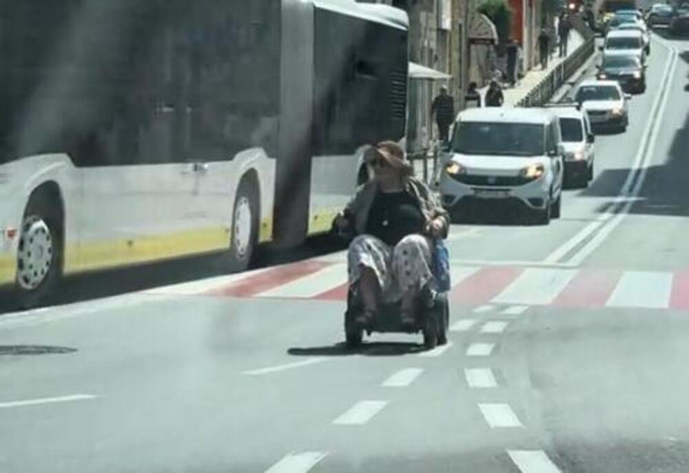 "KO JE OVA DIVA?" Baka u kolicima nasred puta zapalila region, 400.000 ljudi gleda u prizor iz Splita i NE TREPĆE!