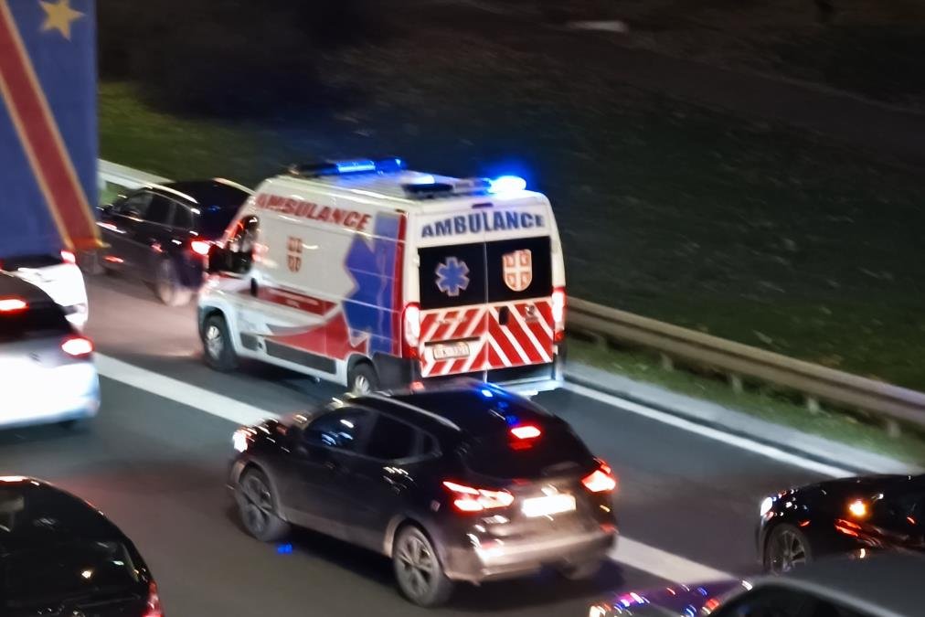 TEŽAK UDES KOD ŽITORAĐE: Auto se prevrnuo nasred puta, žena u teškom stanju, u vozilu bilo maloletno dete