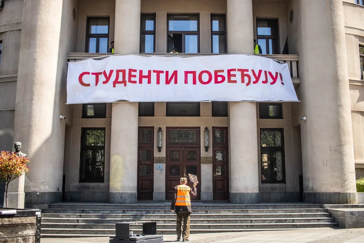 Tri marice na studente sa transparentom, a bez reakcije kad građane tuku i prskaju biber sprejem: Dvostruki aršini policije u Novom Sadu i Zemunu