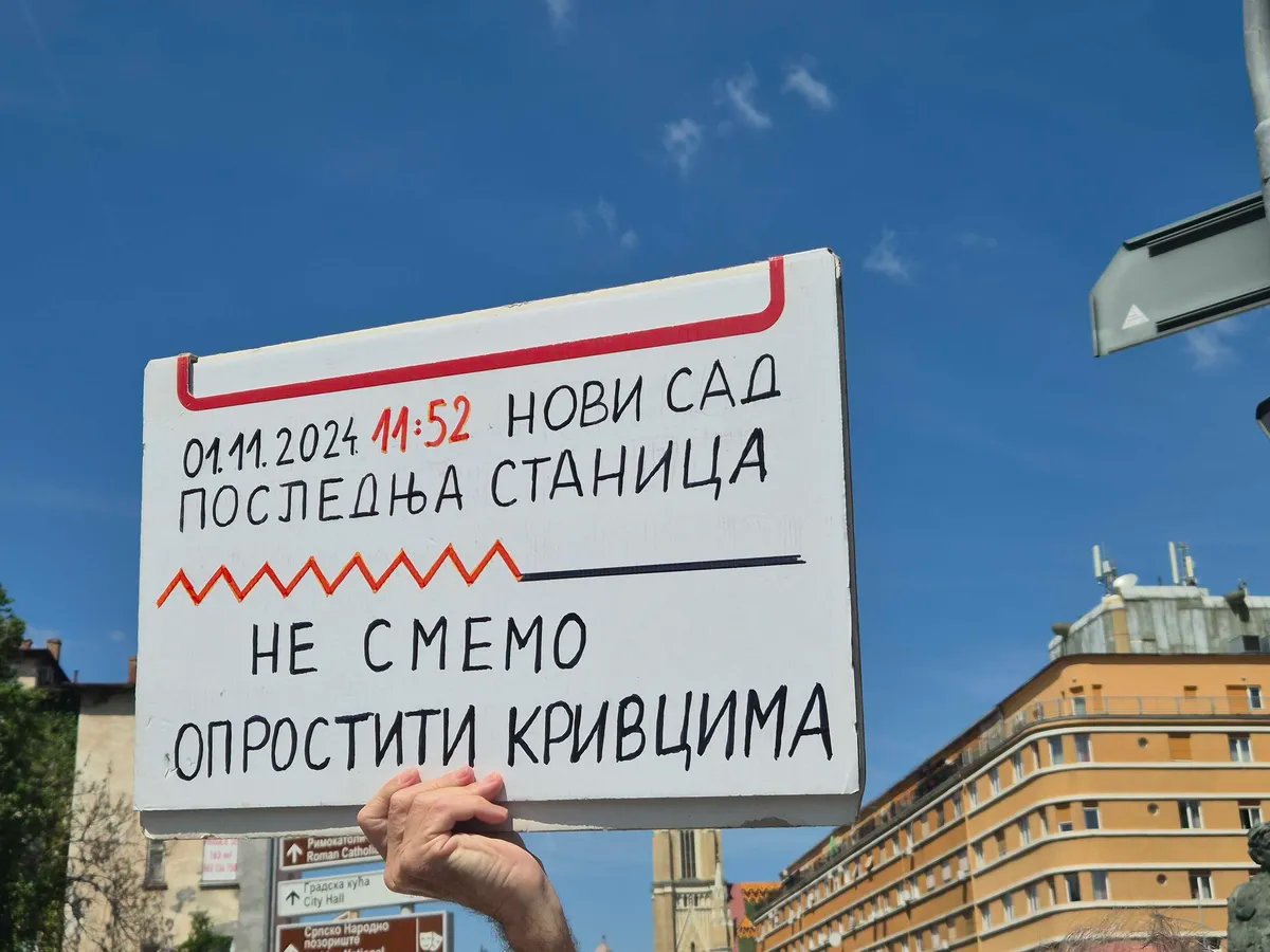 Koškanje građana sa pristalicama SNS-a u Novom Sadu, jedna devojka lakše povređena