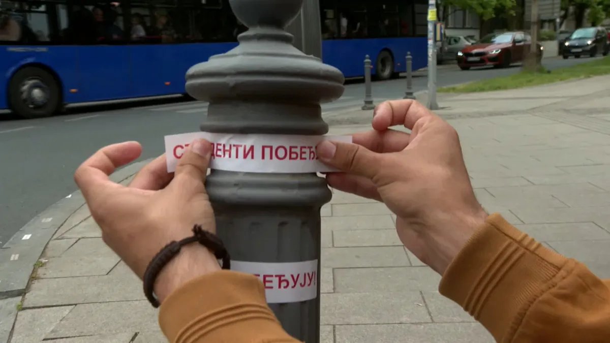 "Lepi dok ne odlepe": Nalepnice "Studenti pobeđuju" planule, a na skoro svakom mestu i štand SNS