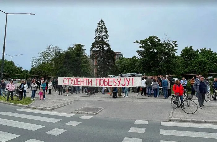 Novi Sad: Koškanje pristalica SNS-a sa građanima koji podržavaju studente, jedna devojka lakše povređena