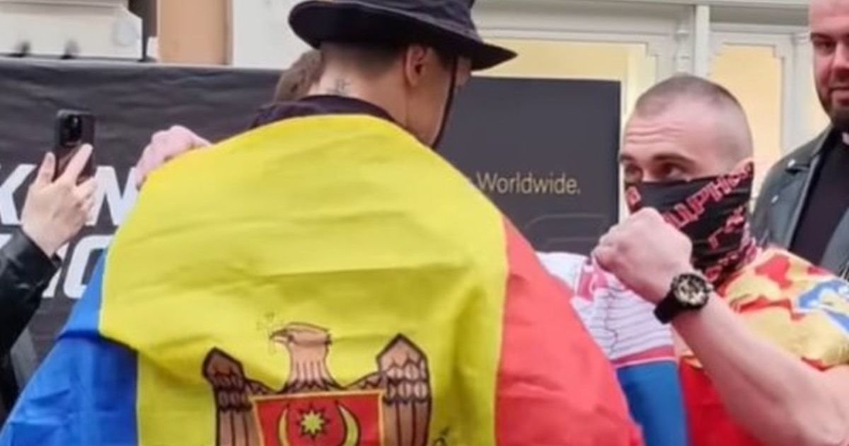 Ono što smo videli u centru Beograda se retko viđa! Pred "krvavi" šou izašao sa zastavama Srbije i Crne Gore