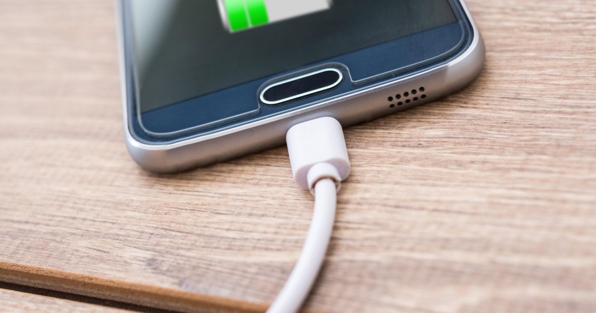 Vaš telefon se puni samo pod određenim uglom? Ne idite u servis, rešićete problem za 10 sekundi