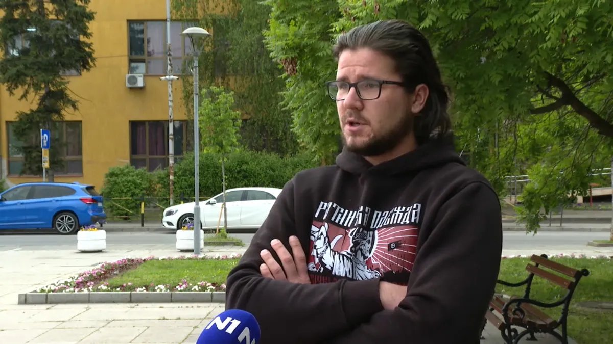 Aktivista završio na sudu zbog lepljenja nalepnica sa likom Glišića: Nakon suđenja mu upućene pretnje