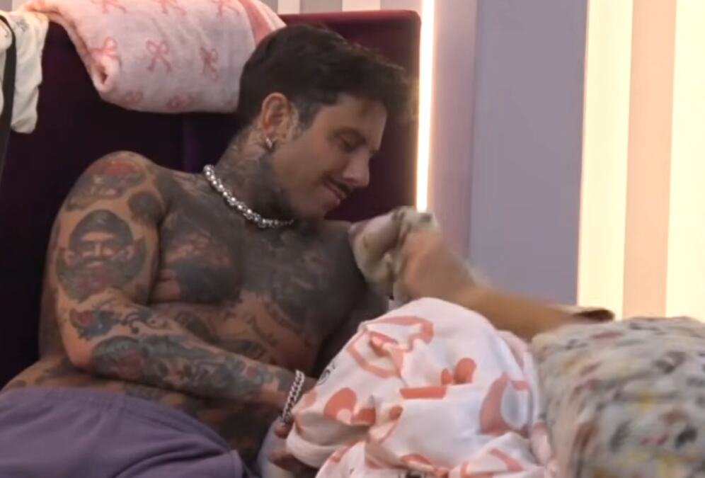 IMAO VRELU AKCIJU SA SANDROM, PA ZAVRŠIO KOD ANELI U KREVETU: Ahmićka rekla Filipu samo dve reči i time priznala sve (FOTO)