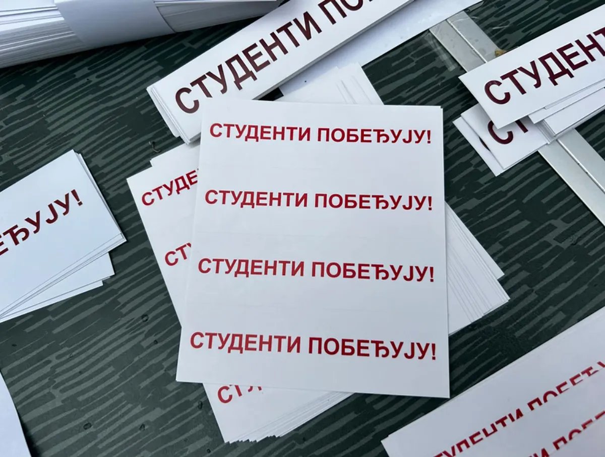 U Kruševcu studenti delili nalepnice, komunalna policija kaznila one koji ih lepe