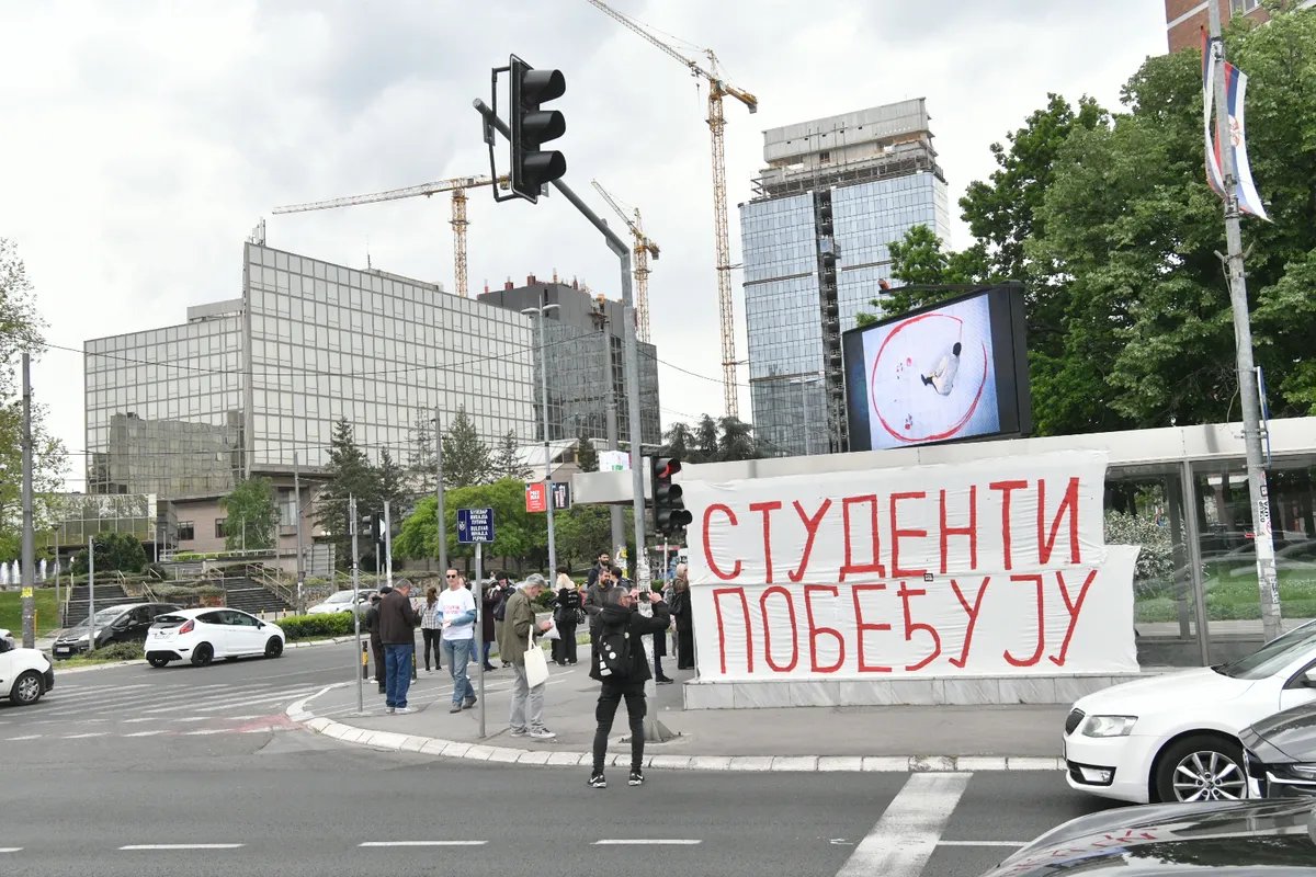 "Studenti pobeđuju" ili "Srbija pobeđuje" - koji slogan je bolji: Politikolog objašnjava razlike između studentske i naprednjačke parole