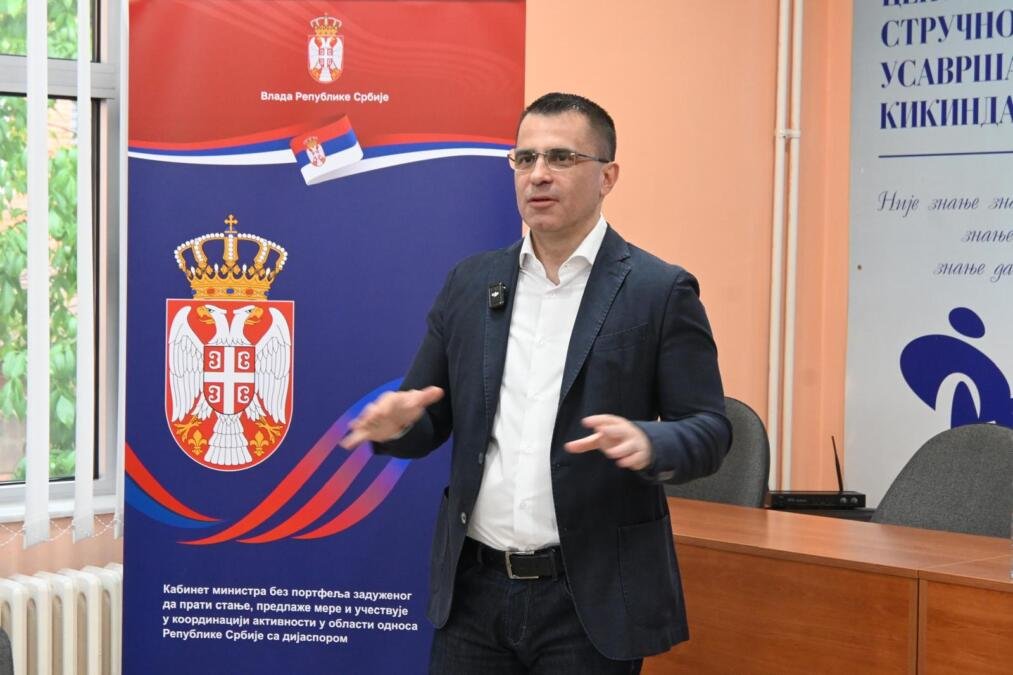 Ministar Milićević u Kikindi razgovarao sa mladima u okviru projekta "Sa ministrom na Ti", u fokusu ostanak i povratak u Srbiju (FOTO)