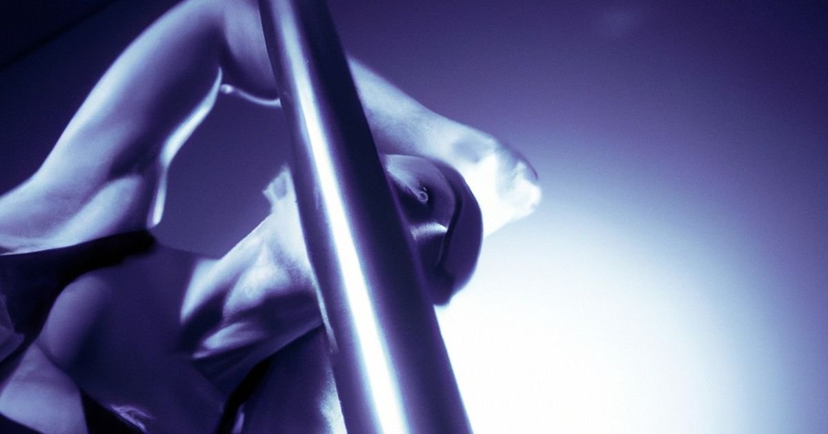 Plesačica oko šipke dobila otkaz, pa prebila menadžera kluba - šipkom!