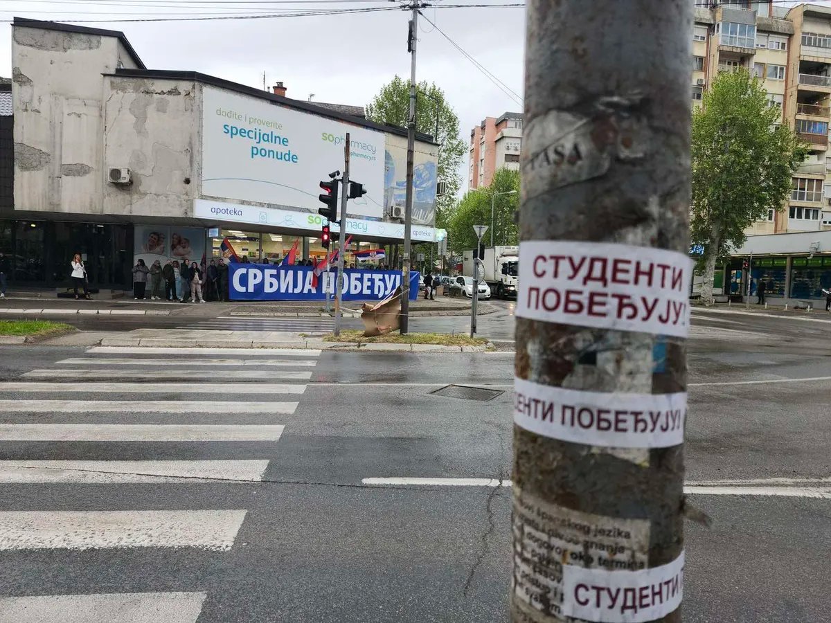 U Kraljevu na istoj raskrsnici gotovo celodnevni verbalni "rat" između naprednjaka i studenata i građana