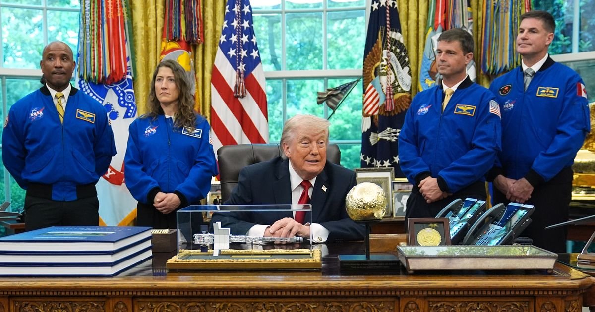 Tramp najavio otvaranje dosijea o NLO: Sastao se sa astronautima iz misije Artemis II