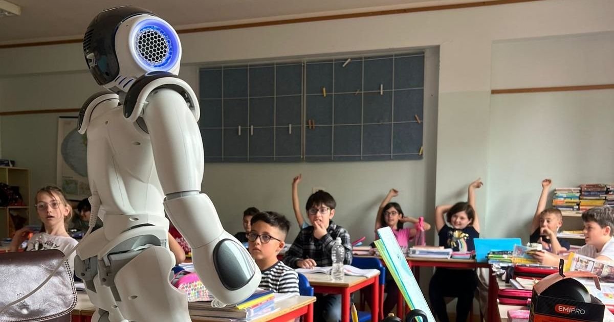 ZASTRAŠUJUĆE Humanoidni robot "podivljao" na sportskom danu u školi: Uplašeni đaci bežali, jedva savladan