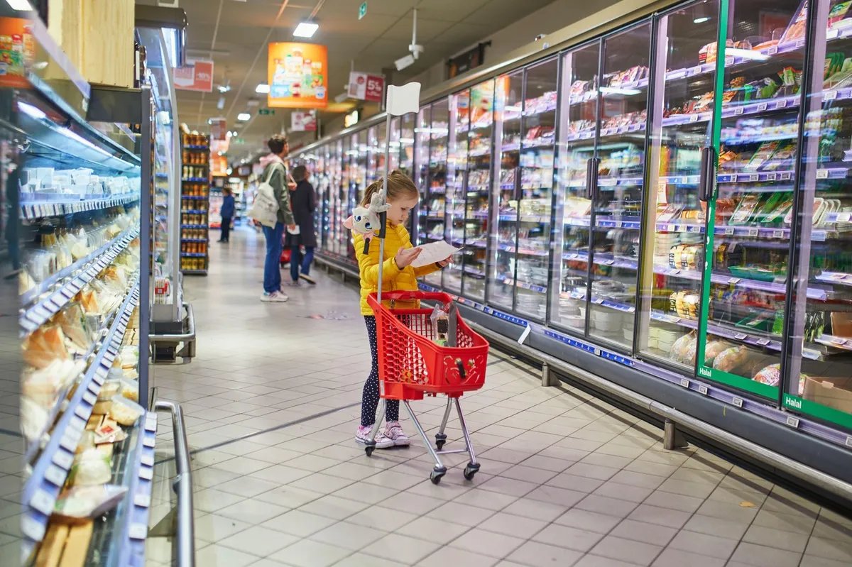Izmenjeno radno vreme za Prvi maj: Pogledajte kako će raditi prodavnice, prevoz i usluge