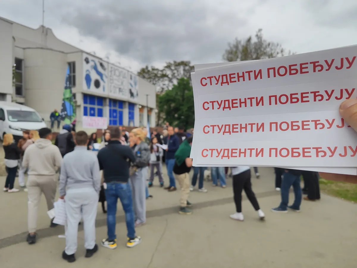 Poznato koliko je nalepnica "Studenti pobeđuju" juče podeljeno građanima širom Srbije