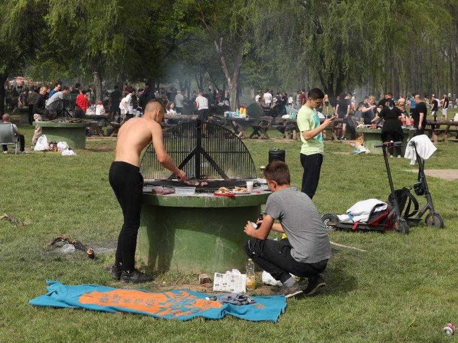 Kako da potrošite minimalno za prvomajski uranak, a jedete i uživate kao kraljevi: Trikovi za kupovinu koje vredi znati!