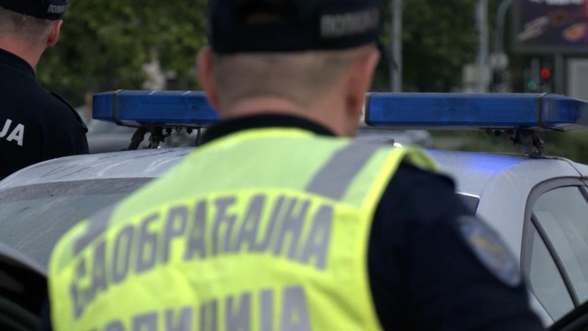 "VOZAČ IMAO PREKO 2 PROMILA" Neverovatna situacija u Nišu: Pri rutinskoj kontroli žena iz vozila upala u OTVORENI ŠAHT, kasnije utvrđeno da je bila PIJANA