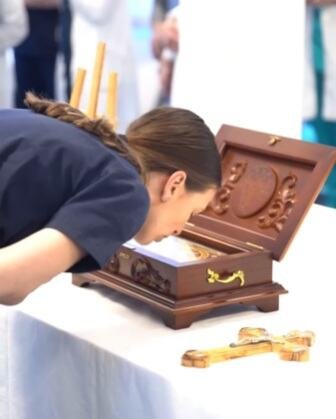 Svetinja u bolnici: Mošti Svetog Nektarija Eginskog donete u KBC "Dr Dragiša Mišović"