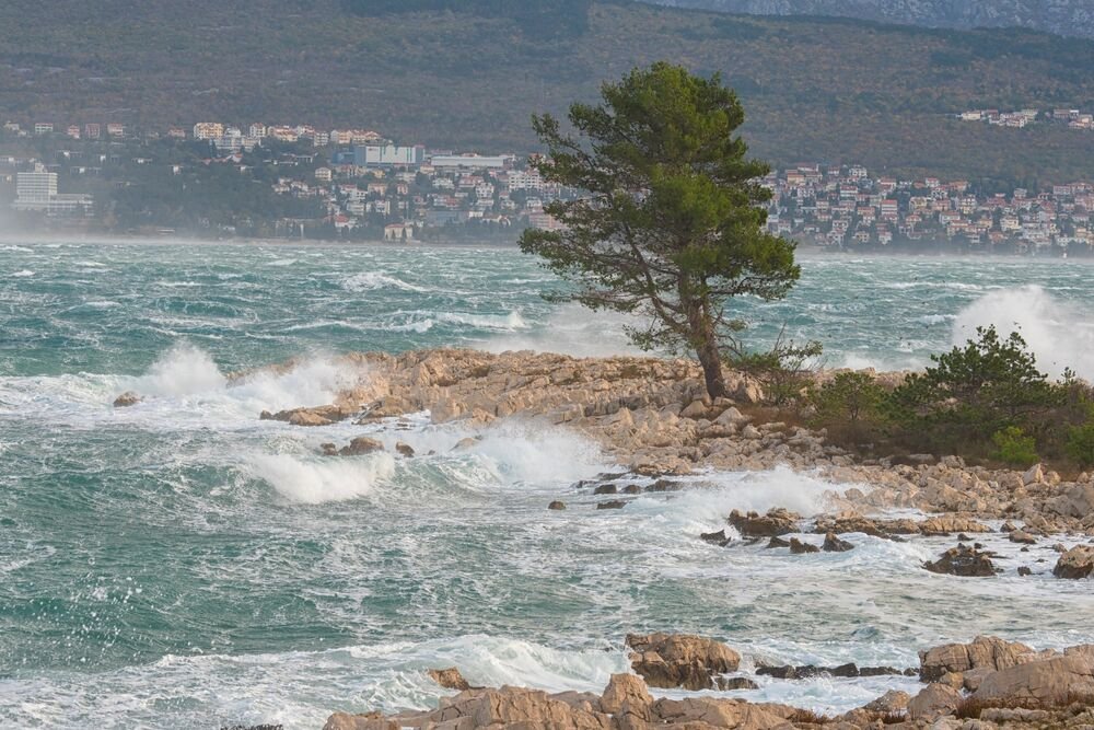 ZABELELO SE I U KOMŠILUKU PRED 1. MAJ: Jak vetar paralisao obalu, napadao SNEG, popaljeni alarmi širom zemlje