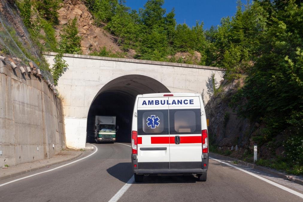 DRAMA U BIJELOM POLJU: Mladić brutalno napao medicinskog tehničara ispred bolnice