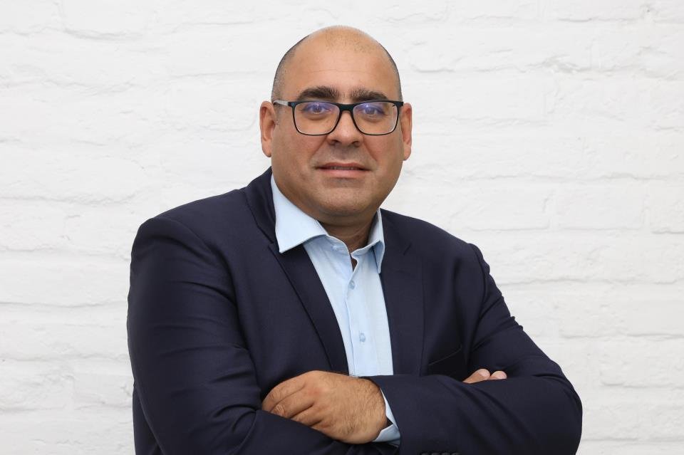 UDARNA PESNICA: Nasilno nametanje nenormalnosti