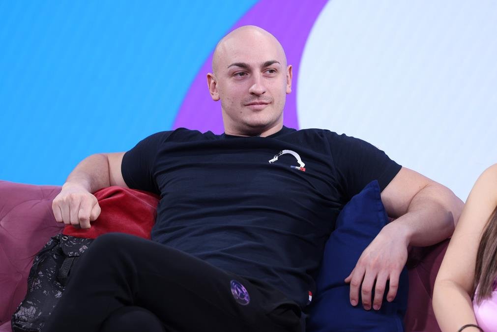 "DA SE NIJE DESILA MUZIKA, BIO BIH MRTAV DO 25. GODINE" Desingerica o estradi, kolegama i porocima: Možda bih i zgutao nešto, ali nemam vremena