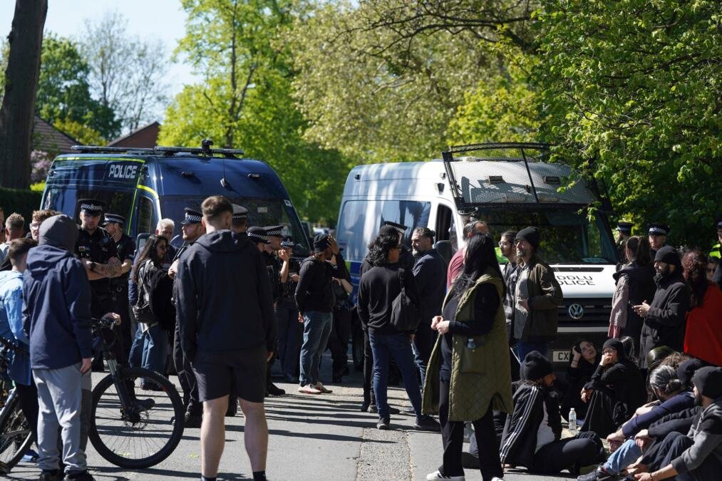 VELIKA AKCIJA POLICIJE NA IMANJU SEKTE! Iza vrata su se dešavale stravične stvari, optuženi su za silovanja, ropstvo, prisilne brakove?! (FOTO/VIDEO)