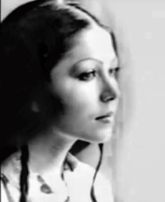 SKORO 50 GODINA JE ESTRADI, A U 8. DECENIJI ODUŠEVLJAVA KADA SE SKINE! Njene hitove i dalje slušate, prepoznajete li lepoticu sa fotografije?