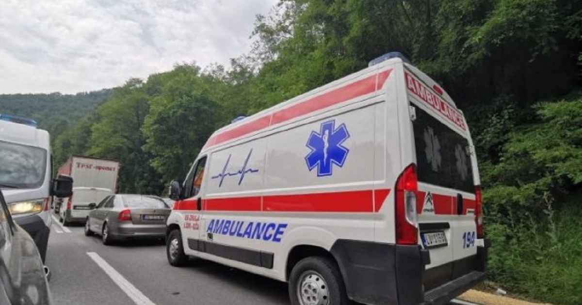 Teška nesreća kod Odžaka: Jedna osoba poginula, vozaču iznenada pozlilo pa skrenuo u suprotan smer