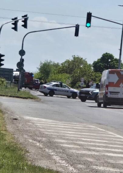 PRVE SLIKE S MESTA JEZIVE NESREĆE KOD ODŽAKA: Uleteo u drugu traku i zakucao se u drugi auto, sumnja se da je ovo razlog (foto)