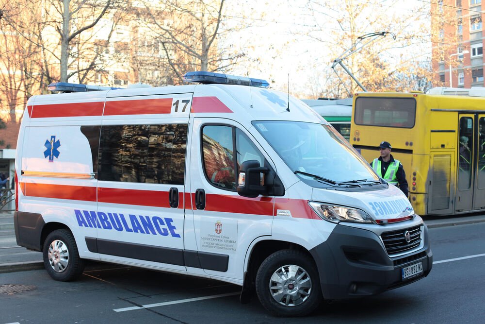 MAJKA, DETE I MLAĐI MUŠKARAC POVREĐENI: Težak udes kod Čačka