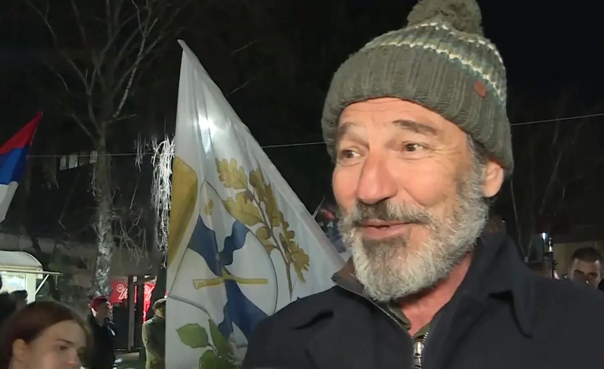 Glumac Gagi Jovanović o napadu na protestu: "Sve se desilo zbog gospođe kojoj su oteli transparent, hvala ‘biber-revolverašu’ jer je koristio ispravan sprej"