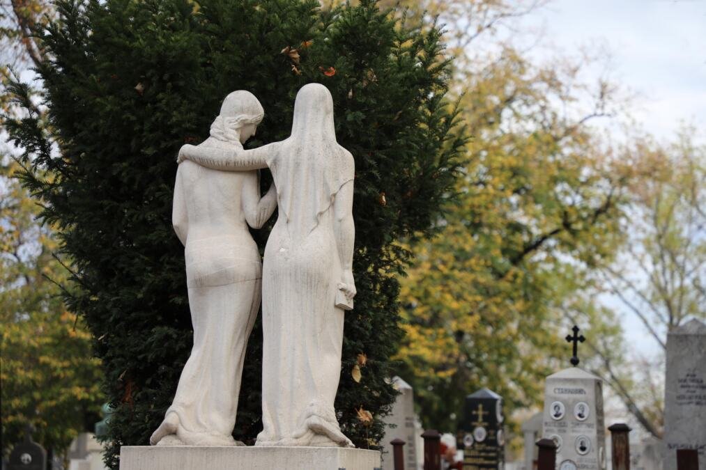 JKP „POGREBNE USLUGE“ BEOGRAD PODSEĆA SUGRAĐANE NA OBAVEZU UPLATE GODIŠNJE NAKNADE ZA ZAKUP UREĐENJE  I ODRŽAVANJE POVRŠINE GROBLJA