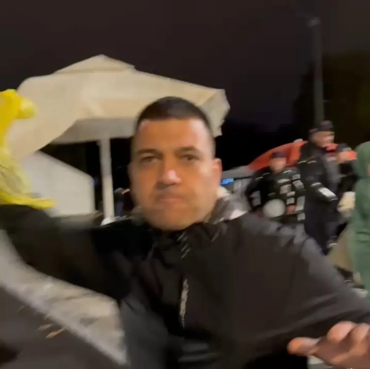 Oteli aktivistu, pa kada su videli da se njihova imena i fotografije dele na društvenim mrežama, uspaničili se i - pokušali da ga podmite?!