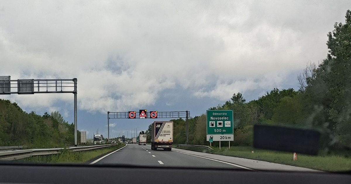 OVOGA NEMA NI U CRTANIM FILMOVIMA!! Crnogorac automobilom gurao drugi u kvaru na auto-putu, pretekli i kamion!