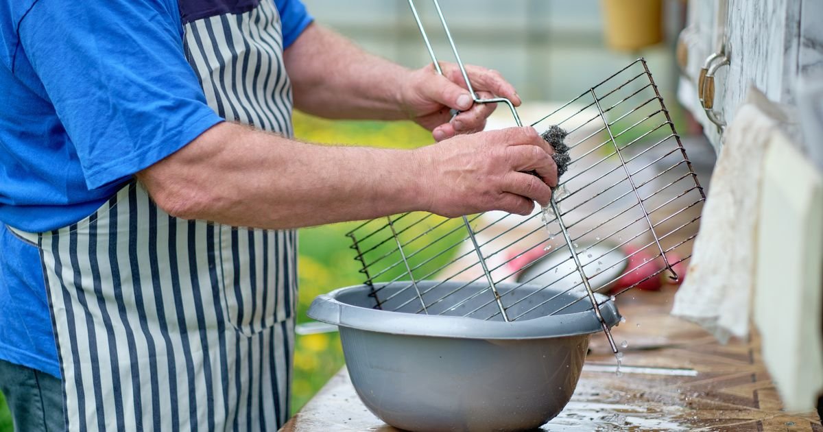 Zaboravite hemiju i sate ribanja: Genijalan trik sa jednom jeftinom namirnicom čisti rešetku roštilja za minut