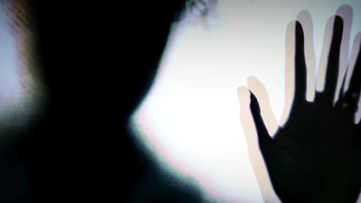 Vlada predvidela nove mere za naslnike nad ženama