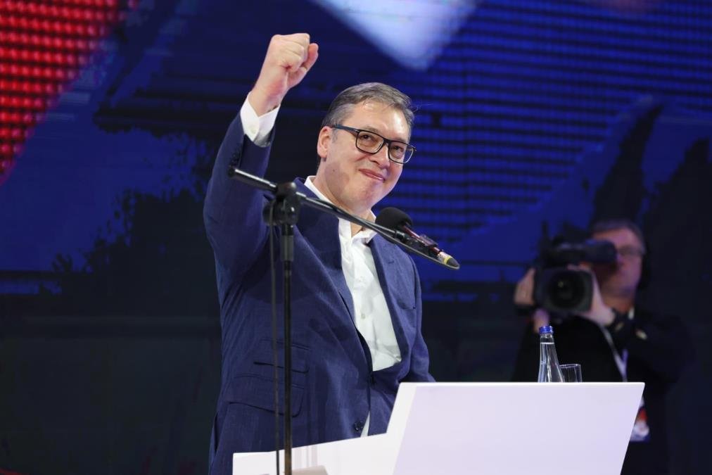 SNS SA VUČIĆEM NA 46,4%! Najnovije istraživanje: Blokaderi sa Đokićem na 28,7%! "Vladajuća stranka najjača politička snaga"