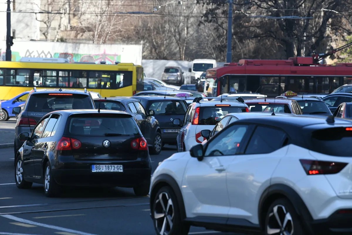 Karambol na Slaviji: Bežali od policije, pa se slupali, u toku je privođenje putnika iz džipa VIDEO