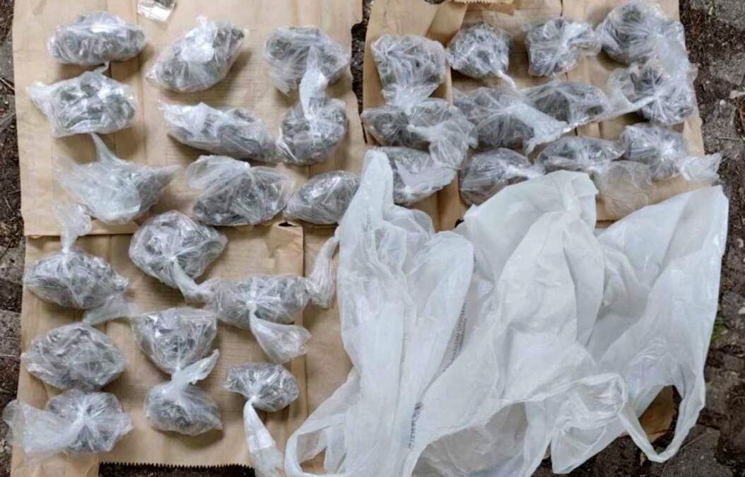 DVOJICA UHAPŠENA NA NOVOM BEOGRADU ZBOG DROGE: Jedan (44) je držao po džepovima, a drugom (21) u kolima policija pronašla 559 KESICA