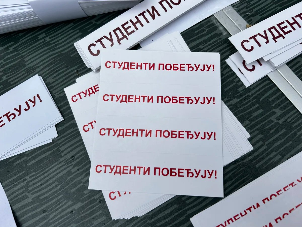 Akademski plenum: Profesor fizički napadnut pred porodicom zbog nalepnica "Studenti pobeđuju"