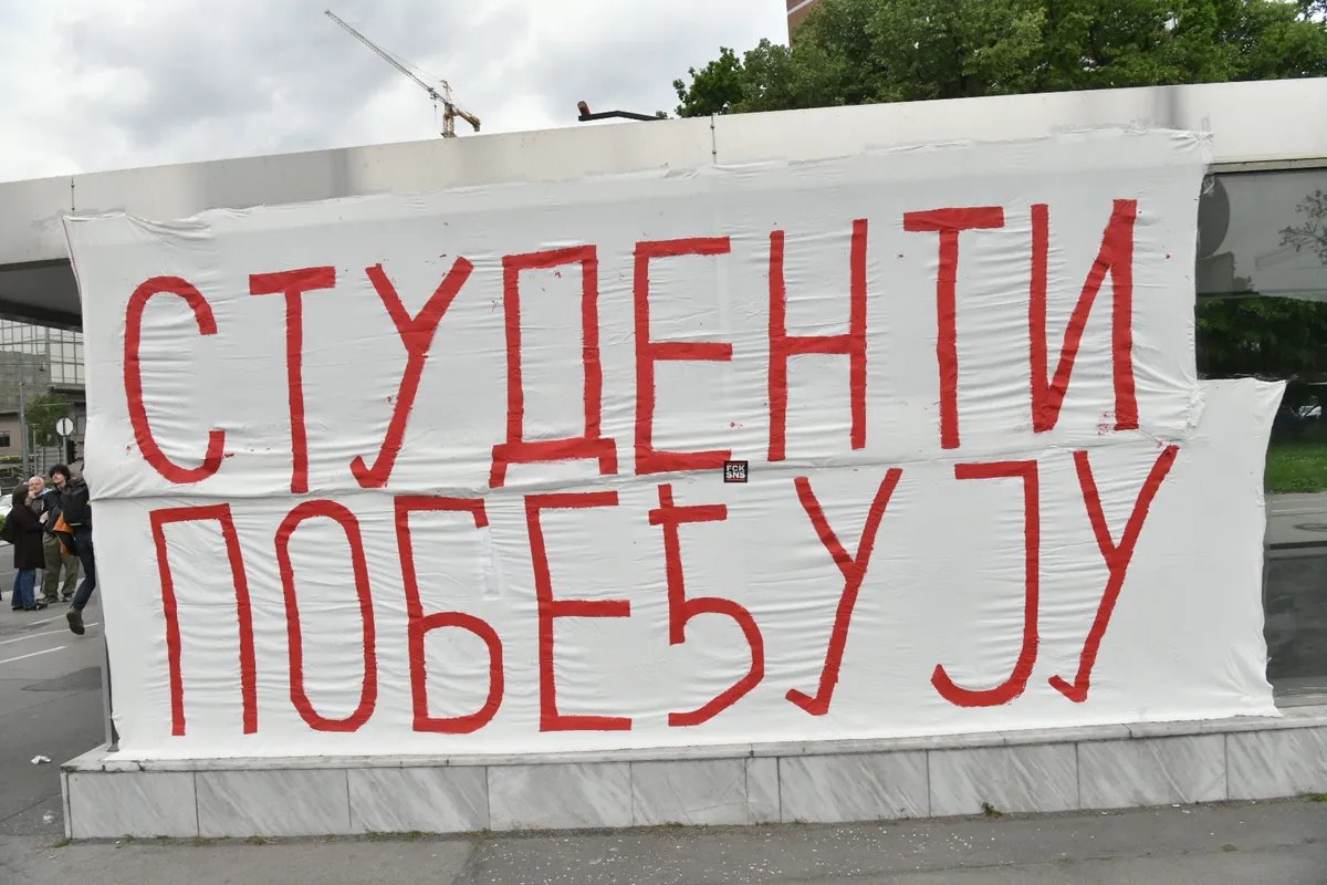 Profesor Univerziteta u Novom Sadu fizički napadnut pred porodicom zbog nalepnica "Studenti pobeđuju"