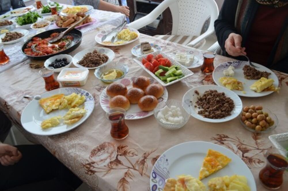 KAFA KOŠTA 9 DINARA! U ovom srpskom gradu si CAR SA 500 DINARA: 7 salata i pogača su DŽABE! A tek CENA ČORBE! ŠOK