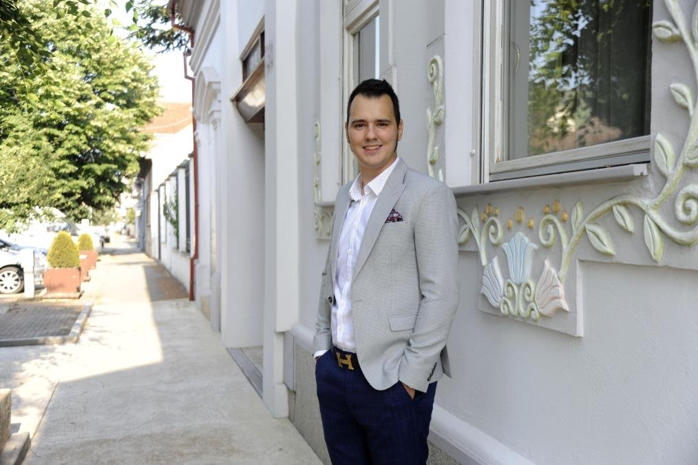 "Ajmo kući bato": Aleksa Balašević izveo ženu i sina iz porodilišta, ćerkica Vera se ne odvaja od brata