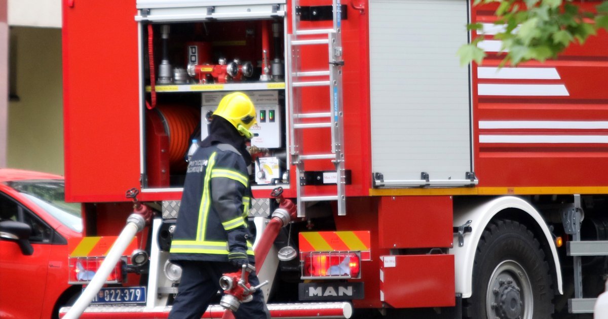 Veliki požar izbio u Batajnici! Povređene 4 osobe, vatrogasci na licu mesta