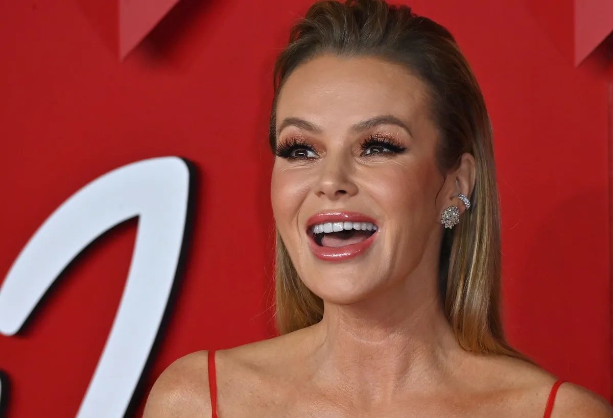 Poznata voditeljka pozirala u bikiniju i oduševila izgledom (FOTO)