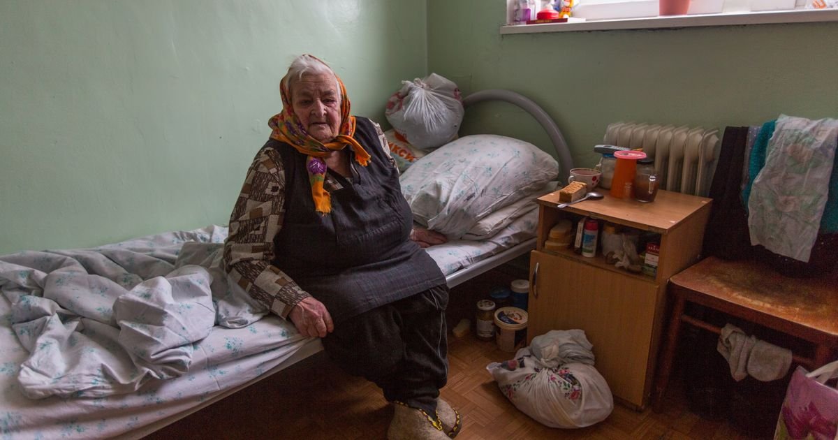 Baka Radmila zbog dece prodala imanje, a oni je strpali u dom: Osveta je stigla u luksuznom crnom džipu